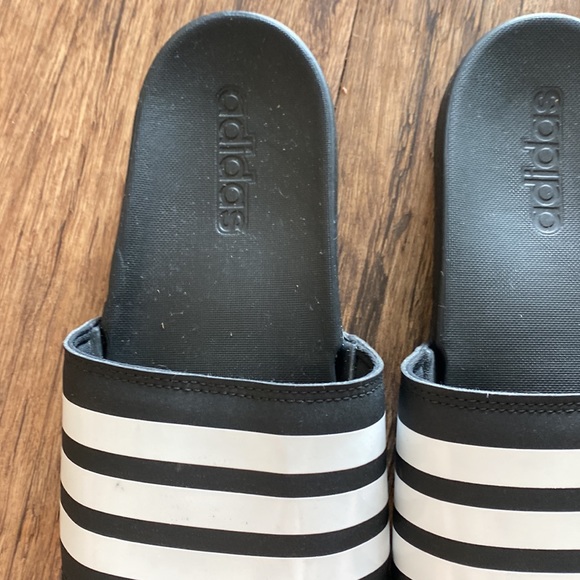 Adidas size 8 slides. Excellent condition never worn. - Picture 3 of 9